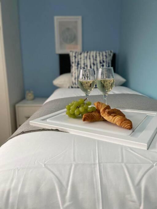 Sapphire - 3 Bedroom House Sleeps 7 With Parking. Ipswich Exterior photo